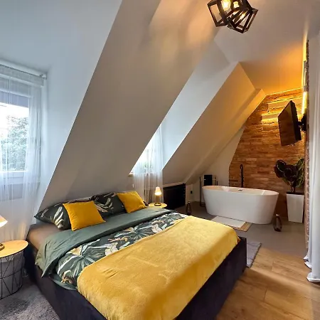 Zielone Fotele Starowka Apartment